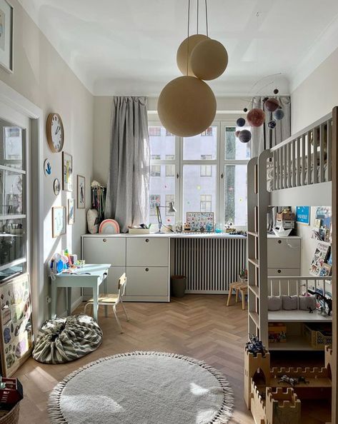 Chic Kids Room, Berlin Home, Small Kids Bedroom, Scandinavian Kids Rooms, Easter School, Nordic Chic, My Scandinavian Home, Children's Bedroom Ideas, Small Kids Room