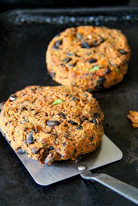 Sweet Potato Black Bean Burger, Sweet Potato Burger, Black Bean And Sweet Potato, Potato Burger, Black Bean Sweet Potato, Bean And Sweet Potato, Black Bean Burger Recipe, Sweet Potato Burgers, Vegan Burger Recipe