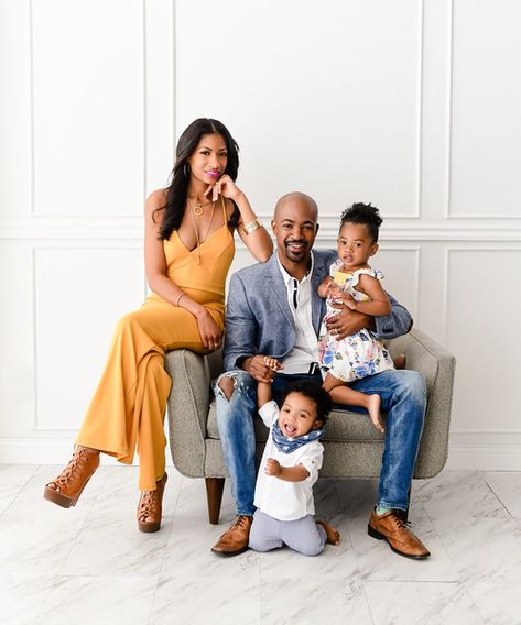 Family Portrait Studio Photographer - ThePodPhoto Family Portrait Studio, Studio Family Portraits, Family Photo Studio, Family Potrait, Family Portrait Outfits, Family Studio Photography, Family Photoshoot Poses, Family Portrait Poses, Family Photoshoot Outfits