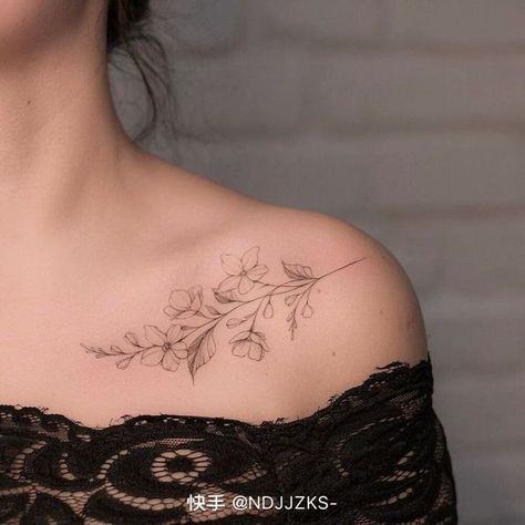 Collar Bone Flower Tattoos For Women, Floral Collar Bone Tattoo, Dainty Collar Bone Tattoo, Under Collar Bone Tattoos, Feminine Shoulder Tattoos, Clavicle Tattoo, Mujeres Tattoo, Shoulder Blade Tattoo, Small Shoulder Tattoos