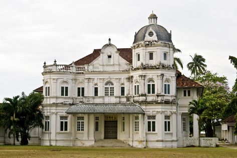 Old run down Mansion | red snapper 205 | Flickr Old Mansions For Sale, Mansion Homes, Old Abandoned Buildings, Abandoned Homes, Old Abandoned Houses, Abandoned Mansion, Old Mansions, Abandoned Castles, Abandoned House