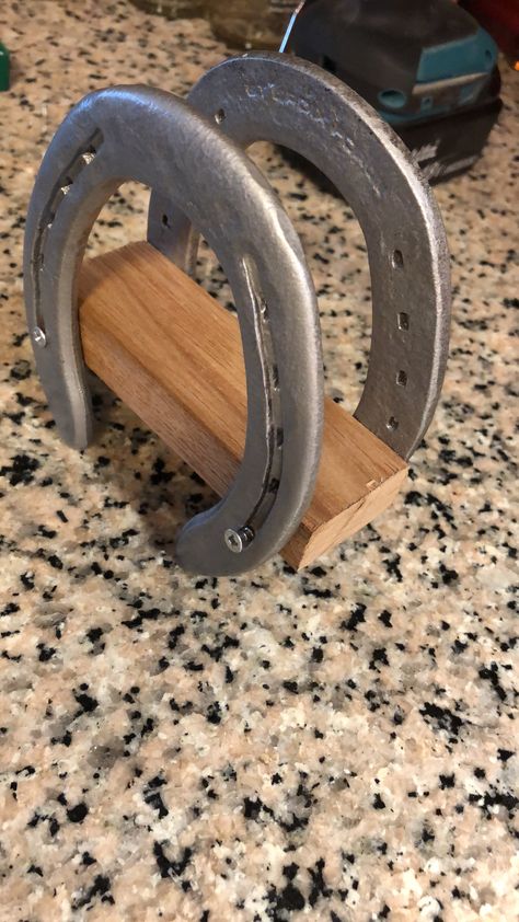 Horseshoe Wood Projects, Diy Equestrian Stuff, Horse Shoe Decor Ideas, Horse Shoes Ideas, Horseshoe Napkin Holder, Horse Shoe Crafts Diy Ideas, Simple Western Home Decor, Horse Shoe Ideas, Horse Shoes Crafts