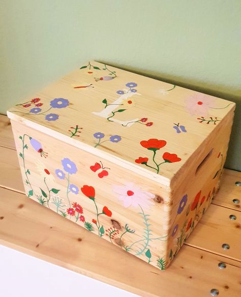 #flowers #inpakken #giftingideas #giftwrapped #mothersday #present #instagood #chocolate #handmadewithlove #shopsmall Decorated Boxes Ideas Crafts, Wood Jewelry Box Diy, Paint Wood Box Ideas, Diy Painted Wooden Box Ideas, Diy Wooden Jewelry Box Painting Ideas, Painted Keepsake Boxes, Toy Box Painting Ideas, Cute Memory Box Diy, Painted Trinket Boxes Diy