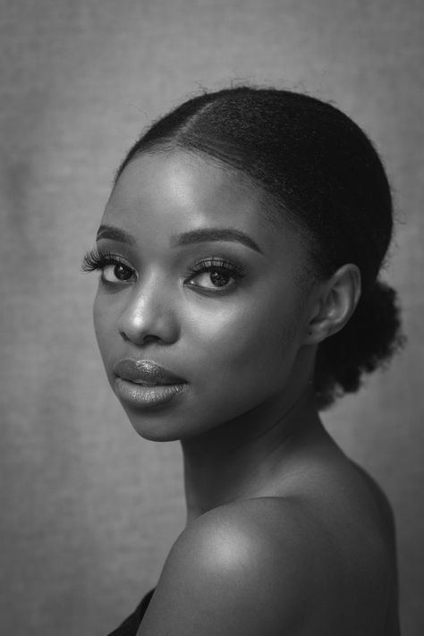 Black and white portrait of a black female model in a studio. She is looking over her shoulder at the camera. Black Model Photography, Bare Face Photoshoot, Face Portraits Photography, Black Female Portrait Photography, Black And White Pictures Of People, Female Portrait Photoshoot Studio, Studio Portrait Photography Female, Black Female Photoshoot, Black And White Portrait Photography Faces