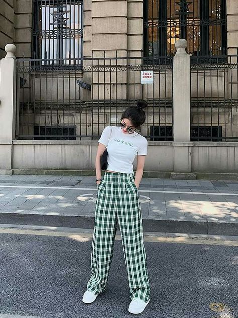 Ootd Celana Tartan, Casual Hangout Outfit Summer, Ootd Rumahan, Pallazo Pant, Checkered Pants Outfit, Code Dress, Crop Top With Sleeves, Women High Waist Pants, Outfit Sporty