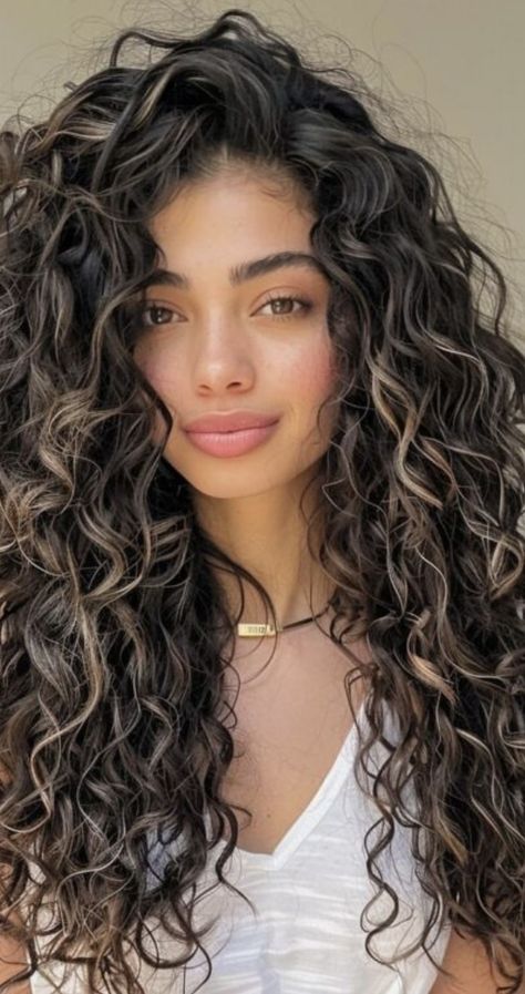 Curl Hair With Highlights, Latina Curls, Long Curly Hairstyles, Dark Curly Hair, Dyed Curly Hair, Highlights Curly Hair, Brown Curly Hair, Hair Magic, Colored Curly Hair