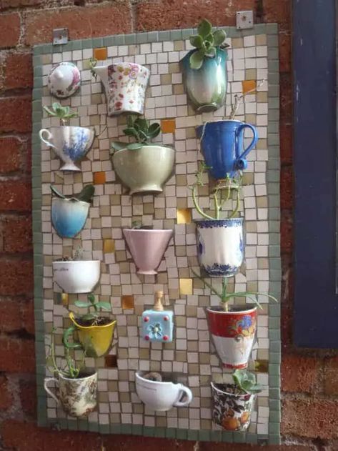 Teacup Mosaic, Succulent Planter Diy, Planter Diy, Cat Furniture Diy, Garden Art Sculptures Diy, Small Space Diy, Garden Art Projects, Mosaic Garden, Unique Gardens