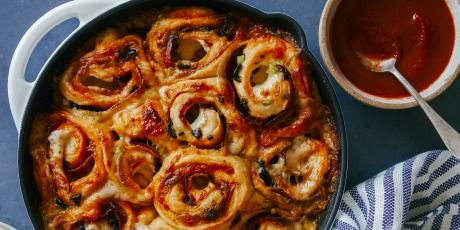 Rolls of cheesy, golden baked pizza dough filled with peppers, olives, and two different sauces. Pizza Rolls Recipe, Pizza Roll Recipe, Pesto Pizza, Pizza Dough Recipe, Pioneer Woman Recipes, Ree Drummond, Pizza Rolls, Mini Pizza, Crushed Tomatoes