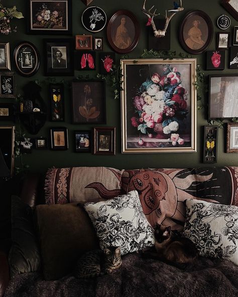 𝔙𝔦𝔠𝔱𝔬𝔯𝔦𝔞 on Instagram: “Comfy kids” Room Aesthetic Dark, Moody Interior Design, Dark Cottagecore Decor, Moody Home Decor, Moody Decor, Witchy Home, Witchy Home Decor, Dark Academia Decor, Goth Home Decor