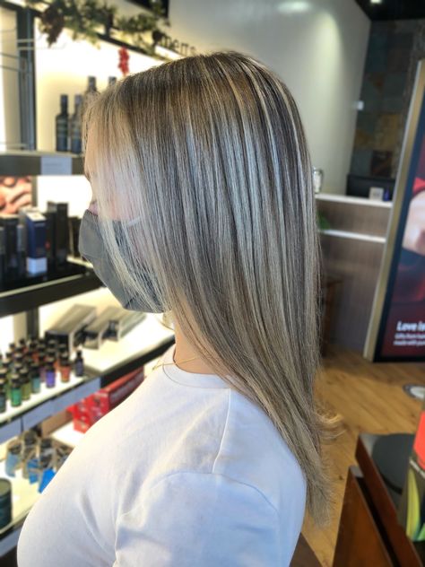 Platinum Highlights Brown Hair, Brown Hair Platinum Highlights, Platinum Highlights On Brown Hair, Ash Blonde Hair Balayage, Balayage Hair Ash, Frosted Tips, Platinum Highlights, Latina Hair, Best Hair Dye