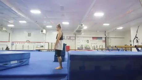 Backflip Tutorial, Cheer Stretches, Gymnastics Tricks, Trening Sztuk Walki, Back Tuck, Gymnastics Skills, Self Defense Martial Arts, Gymnastics Videos, Martial Arts Techniques