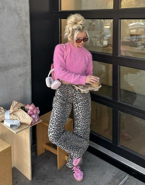 Pinterest Looks Outfit, Day Off Outfit Casual, Pink Pants Fall Outfit, How To Style Printed Pants, Leapord Pants Fit, How To Style Leopard Print Jeans, Outfits With Leopard Pants, Animal Print Pants Outfit 2024, Leopard Pants Outfit Winter