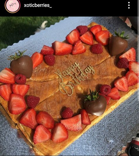 Birthday Churro Cheesecake, Churro Cheesecake Tray, Churro Cheesecake With Strawberries, Churro Cheesecake Decoration, Flan Ideas, Cheesecake Treats, Cheesecake Decoration, Strawberry Ideas, Treat Business