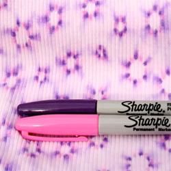 Sharpie Tie Dye Sharpie Tie Dye, Ty Dye, Sharpie Crafts, Diy Sharpie, Trip Shirts, Sharpie Pens, Summer Craft, Sharpie Art, Rubbing Alcohol