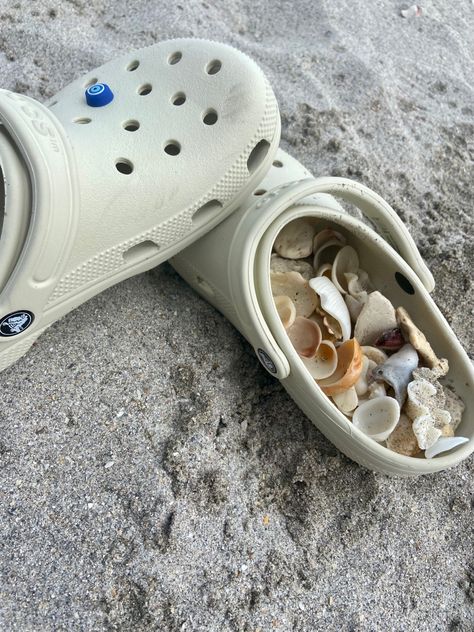 Crocs Summer, Beach Shoes For Sand, Crocs Beach Outfit, Beachy Converse, Sandals Beach Aesthetic, White Crocs Aesthetic Charms, Crocs At The Beach, Crocs Aesthetic, White Crocs