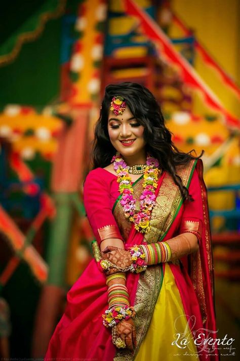 Mangalasnanam Stills, Bengali Bride Haldi Pose, Saadi Photo Poses, Haldi Closeup Photo, Bride Haldi Poses Indian, Haldhi Stills Bride, Indian Wedding Poses For Bride, Haldi Pics The Bride, Dulhan Haldi Pose