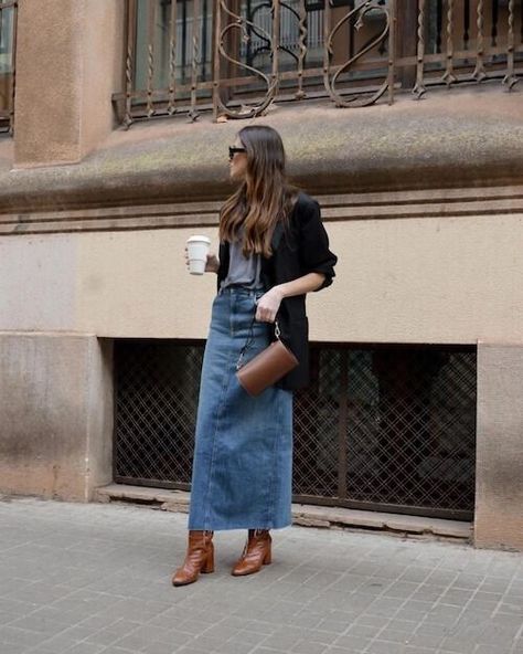 Denim Maxi Skirt Street Style 2023, Black Denim Maxi Skirt Street Style, Maxi Skirt Denim Outfit, Denim Outfit 2023, How To Style Long Denim Skirt, Skirt Denim Outfit, Long Denim Skirt Outfits, Long Denim Skirt Outfit, Outfit Ideas 2024