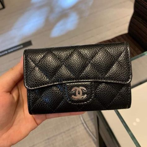 Chanel Card Holder, Rainy Wallpaper, Luxury Stuff, Wallet Luxury, Longchamp Bag, Fashionable Accessories, Rich Girl Lifestyle, Cute Wallets, Money Holders