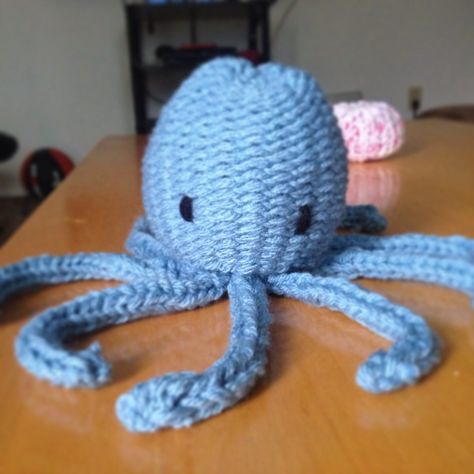 Loom knit octopus Loom Knit Plushies, Knit Plushies, Knit Octopus, Loom Animals, Charity Knitting, Octopus Toy, Loom Hats, Knitting 101, Loom Crochet