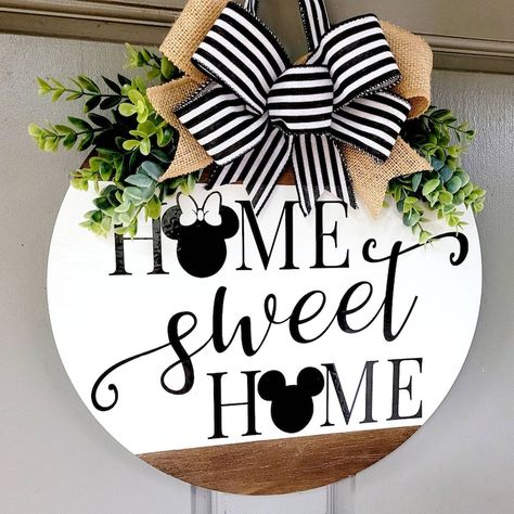 Mickey Mouse Wreath, Casa Disney, Disney Wreath, Disney Sign, Welcome Door Signs, Door Signs Diy, Wood Wreath, Pumpkin Door Hanger, Laser Engraved Ideas