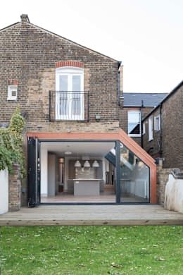 Now this is an unusual British home! Another lovely brick terrace house, this has been given some industrial flair with a steel girder extension that both fits right in and stands out! A suitably modern bathroom looks amazing here, but we think there must be some traditionally British touches elsewhere. by Blankstone Wrap Around Extension Victorian Terrace, Terraced House Bathroom, Small Terraced House Extension, Cottage Garden House, Conservatory Kitchen Ideas, Terrace House Garden, Terrace Bathroom, Brick Terrace, Modern Windows And Doors