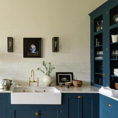 12 Farrow and Ball Colors For The Perfect English Kitchen Hague Blue Kitchen, Farrow And Ball Kitchen, Breakfast Room Green, Hague Blue, English Kitchen, Perfect English, Living Walls, English Kitchens, Farrow And Ball Paint