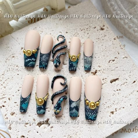 Cny Nails Snake, January Nails Ideas, Medusa Nails, Easy Halloween Nail Art, Summer Nails Coffin, Halloween Nail Art Tutorial, Fun Halloween Nails, Halloween Nails Easy, Witchy Nails