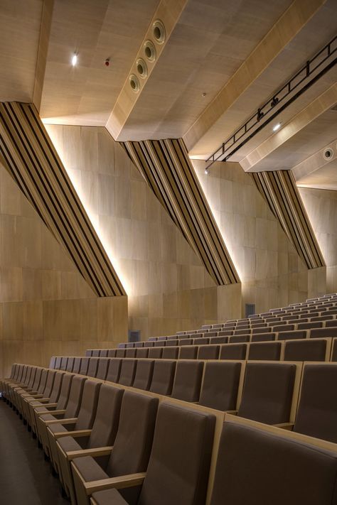 Auditorium Architecture, Hall Ceiling, Room Architecture, Concert Hall Architecture, Modern Theatre, Auditorium Design, Theater Architecture, Lecture Theatre, Cinema Design