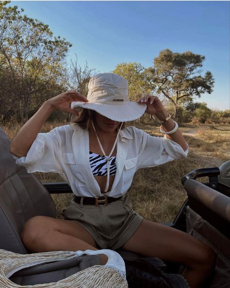 Safari Trip Outfit, Zimbabwe Outfits, Jungle Style Outfit, Safari Vacation Outfit, Safari Honeymoon Outfit, Tanzania Outfit Ideas, Safari Theme Outfit Women, African Safari Outfit Women, Africa Safari Aesthetic