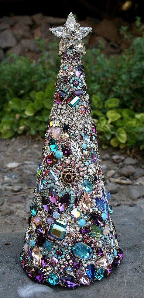 Costume Jewelry Christmas Tree, Jeweled Christmas Trees, Jeweled Christmas, Jewelry Christmas Tree, Vintage Jewelry Crafts, Diy Costume, Vintage Jewelry Art, Jewelry Christmas, Jewelry Tree