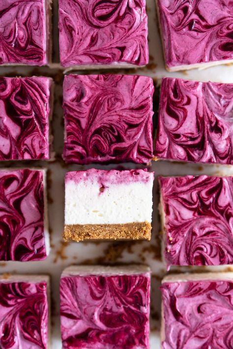 No Bake Mixed Berry Cheesecake Bars Berry Cheesecake Bars, Mixed Berry Cheesecake, Biscotti Cheesecake, Berry Coulis, Multi Layer Cake, Biscuits Graham, Brownie Cheesecake, Food Boards, Parfait Recipes