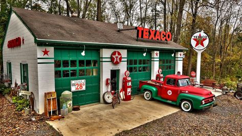 Texaco Vintage, Red Truck Decor, Old Gas Pumps, Car Memorabilia, Vintage Gas Pumps, Cool Garages, Old Garage, Old Gas Stations, Old Pickup Trucks