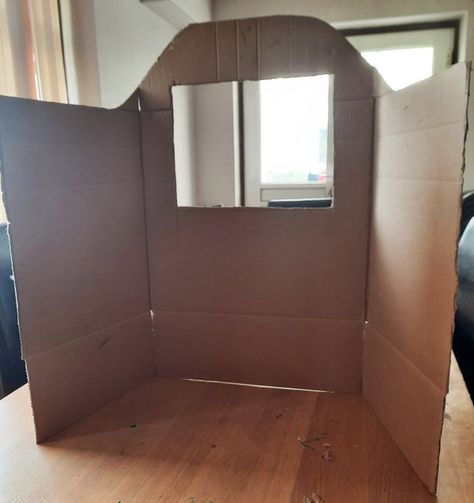 DIY cardboard puppet theatre - This crafty family - craft for kids Puppet Show Box Diy, How To Build A Puppet Theatre, Finger Puppet Stage, Homemade Puppet Theatre, Puppet Stand Diy, Diy Theater Stage Cardboard, Cardboard Box Puppet Theater, Diy Puppet Stage, Shadow Puppet Theatre Diy