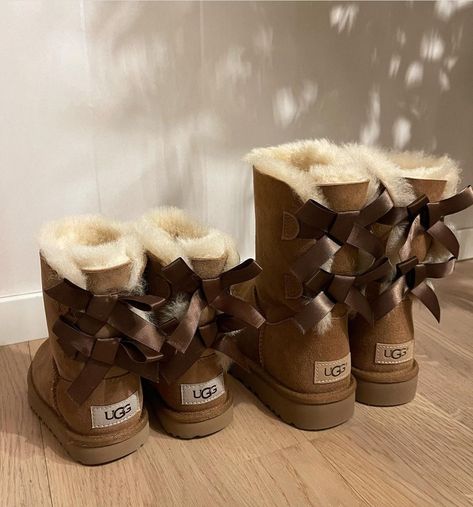 Uggs Bow Boots Outfit, Bailey Boot Uggs Outfit, Uggs With Bows On The Back, Mini Bailey Bow Uggs Outfit, Bow Uggs Outfit, Bailey Bow Uggs Outfit, Uggs Brown, Boots With Bows, 2000s Shoes