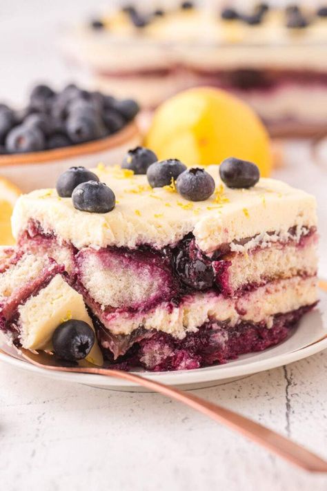 Blueberry Lemon Tiramisu, Blueberry Tiramisu Recipe, Fruit Tiramisu Recipe, Light Fruity Desserts, Entremet Recipes, Blueberry Tiramisu, Lemon Tiramisu, Hot Sandwich Recipes, Blueberry Jam Recipe