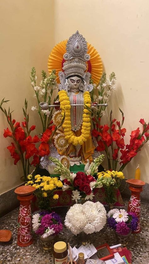 Durga Puja Decoration At Home, Lokkhi Pujo Decoration, Bengali Saraswati Idol, Durga Pooja Decoration At Home, Puja Decoration At Home, Durga Puja Decoration, Bengali Vibes, Saraswati Thakur, Akhanda Bharat