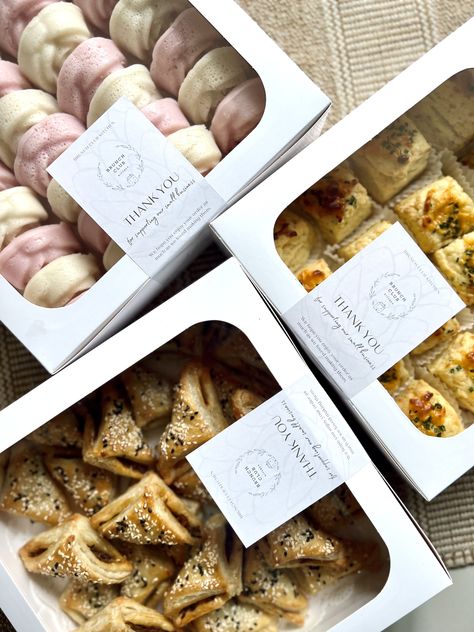 Bakery Package Ideas, Small Business Bakery Packaging, Take Out Food Packaging, Mini Bundt Cakes Packaging, Baked Goods Packaging Ideas, Mini Cookies Packaging, Pastry Packaging Ideas, Nibbles Ideas, Dessert Packaging Design