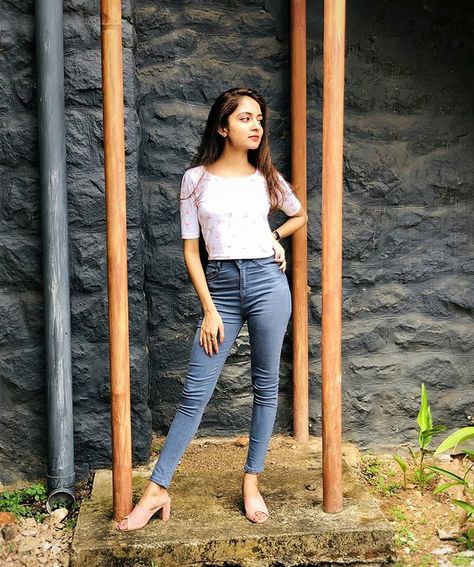 Ishaani Krishna, Jeans And Sandals, Casual Poses, Western Girl Outfits, Bff Photography, Romantic Photoshoot, Fashion Model Poses, Indian Wedding Photography Poses, Poses Women