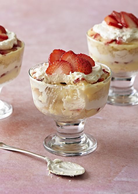 This traditional English dessert is a crowd pleaser, with scrumptious layers ... English Dessert Recipes, Strawberries Whipped Cream, Easy Trifle, English Trifle, English Desserts, Trifle Dish, Trifle Desserts, Refreshing Drinks Recipes, Trifle Recipe