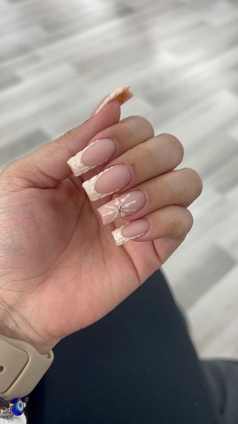 French Tip And Sweater Nails, Nail Inspo 2023 Christmas, Sweater Nails With Bling, Nail Ideas Sweater, Knitted Sweater Nails, Nails Inspiration Winter Square, Christmas Nails Knitted, Acrylic Nails Sweater Design, Winter Nails Beige