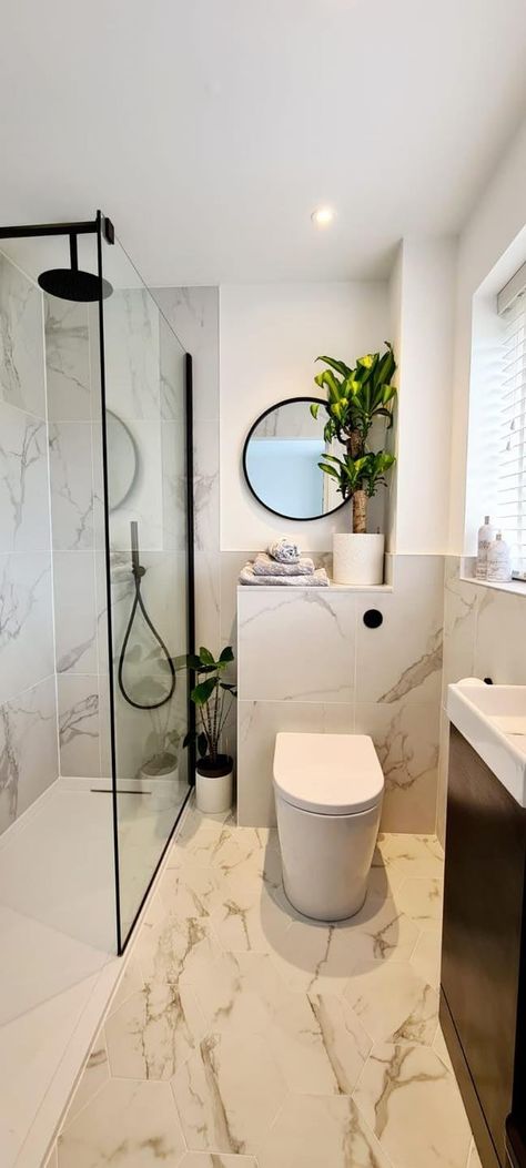 White Marble Shower Room, Small Modern Ensuite Bathroom Ideas, Modern En Suite Ideas, Marble Shower Room Ideas, Small Square Ensuite Ideas, Simple Marble Bathroom, White Marble Effect Bathroom, Marble Ensuite Small Bathrooms, Bathroom Ideas White Marble