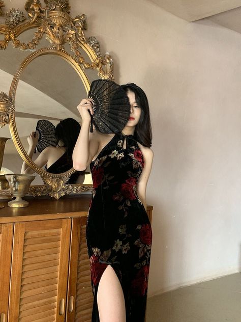 Chinese Outfits Traditional, Qipao Modern Cheongsam, Qipao Black, Black Qipao, Chinese Dress Modern, Chinese Prom Dress, Modern Chinese Dress, Qipao Modern, Chinese New Year Outfit