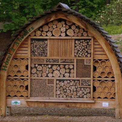 Absolutely amazing native bee and beneficial insect shelter in France. Bee Hotels, Bug Hotels, Bee Houses, Bee Hotel, Solitary Bees, Mason Bees, Bug Hotel, Insect Hotel, Bee House