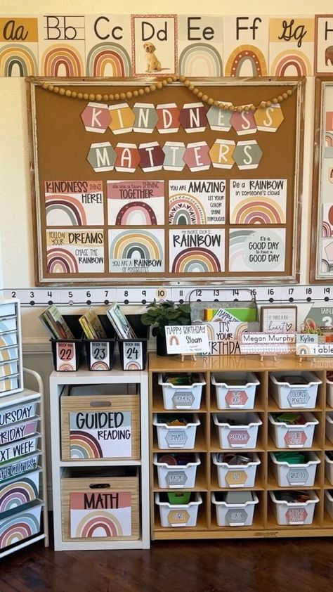 Pre K Classroom Aesthetic, Boho Daycare Rooms Setup, Boho Daycare Decor, Decoration School Classroom, Pre K Classroom Set Up Boho, Aesthetic Classroom Kindergarten, Neutral Teacher Classroom, Theme Classroom Ideas Preschool, Boho Rainbow Themed Classroom