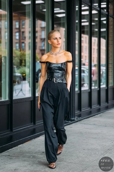 2023 Street Style, Caroline Daur, Reportage Photography, New York Street Style, Cocktail Outfit, Glam Outfit, Nyfw Street Style, Streetstyle Fashion, Street Style Winter