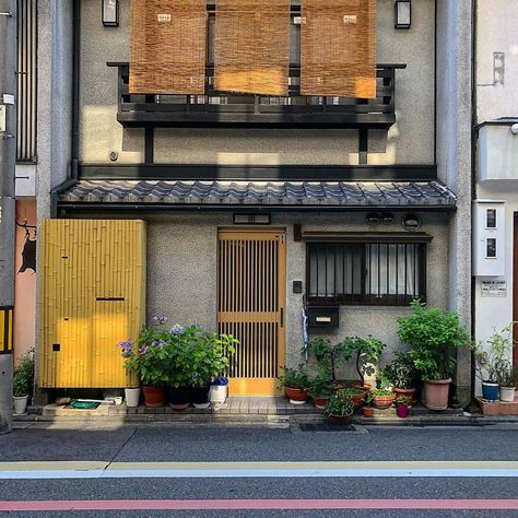 Summer Sketching Houses, Japanese Country House, Modern Japanese Homes, Japanese Homes, Japan Home, Brown House, Urban Sketch, Corner Window, Rural House