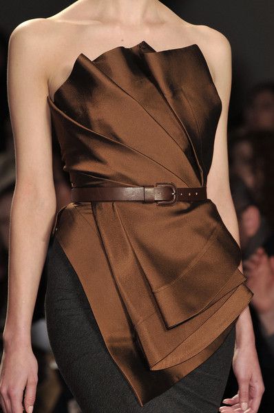 Donna Karan at New York Fall 2009 (Details)                              … Glamorous Chic Life, Draping Fashion, Brown Dress, Donna Karan, Brown Fashion, Look Chic, Fashion Details, Couture Fashion, New York Fashion Week