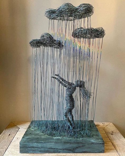 Woman In The Rain, Art Fil, Copper Wire Art, Wire Art Sculpture, Wire Sculptures, Art Wire, Urban Street Art, 3d Pen, Wire Sculpture