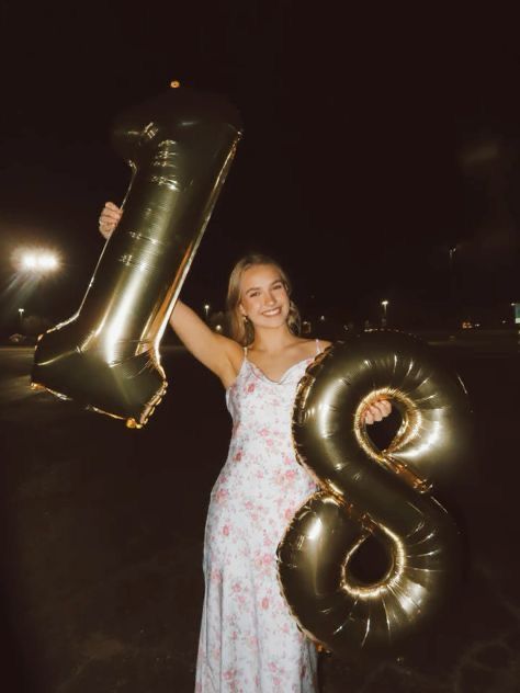 18th Bday Party Ideas Outside, Cute 15th Birthday Cakes, 18th Birthday Party Photoshoot, 18th Birthday Aesthetic Photos, At Home Bday Photoshoot, Birthday Digital Camera Pics, Birthday Ideas 15th Girl, 18th Birthday Girl Aesthetic, Birthday Pic Ideas Aesthetic