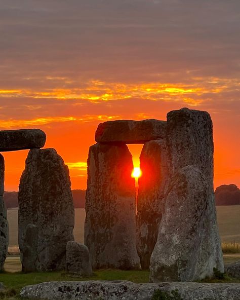 Happy Summer Solstice! 🌅 #summersolstice #stonehenge #sacredsites #sacredfeminineenergy #healingenergy Landscape Photography Beach, Stonehenge England, Megalithic Monuments, Standing Stone, Historical Place, Stonehenge, Travel Inspired, England Travel, Stunning View